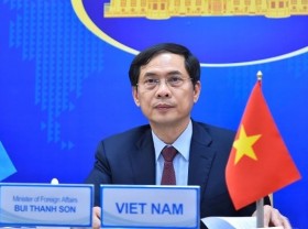 Image: Newly-appointed Foreign Minister receives congratulations from China
