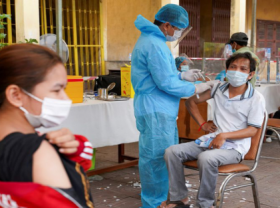 Image: Oversea Vietnamese Praise Vaccination Campaign in Cambodia