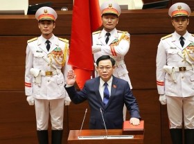 Image: Politburo member Vuong Dinh Hue sworn in as new NA chairperson