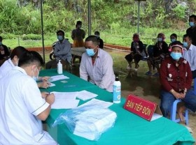 Image: Residents in border areas get vaccinated against COVID-19