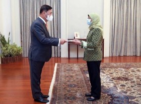 Image: Singaporean President delighted at development of ties with Vietnam