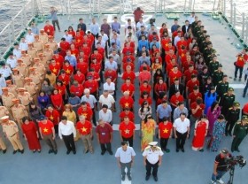Image: Truong Sa trip brings Overseas Vietnamese closer to motherland