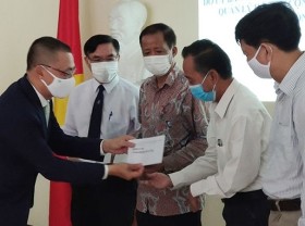 Image: Vietnam donates US$85,000 to aid affected Vietnamese-Cambodians
