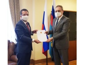 Image: Vietnamese Ambassador presents copy of credentials to Russian Deputy Foreign Minister