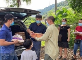 Image: Vietnamese citizens affected by pandemic in Malaysia receive support