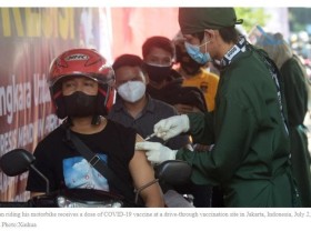 Image: Vietnamese in Malaysia donate to COVID-19 vaccine fund