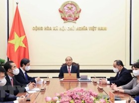 Image: Vietnamese President holds phone talks with Romanian counterpart