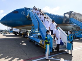 Image: Over 300 medical students, lecturers from Hai Duong travel to HCMC to fight Covid-19