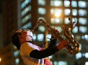 Image: Singers perform in HCM City quarantine zones to inspire residents, frontline workers