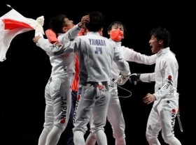Image: Olympics: Japan clinch historic fencing gold in men's epee team