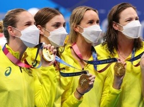 Image: Olympics: Swimming-Australia win gold, set world record in women's 4x100 freestyle relay