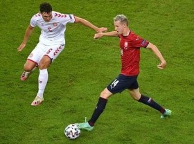 Image: Soccer-England aim for breakthrough, but Danes stand determined