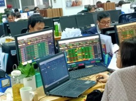 Image: Strong demand saves VN-Index from steep fall