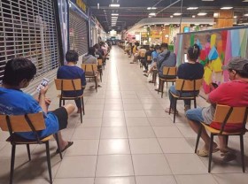 Image: Supermarkets, food outlets in HCMC close before 5 p.m.