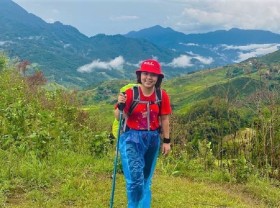 Image: The girl goes trekking to relieve the pressure of life