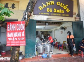 Image: The owner of the 3-generation roll cake shop with many customers revealed the secret is… the stone mortar