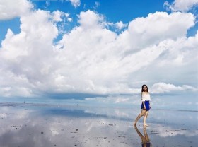 Image: There is a wild and unique Bac Lieu sea in the southwestern part of the country!