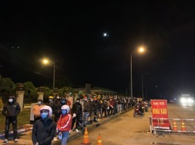 Image: Thousands of people from southern provinces rush home in Central Highlands