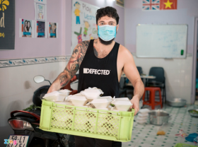 Image: Foreigner in Vietnam distributes food to homeless in Covid hotspot