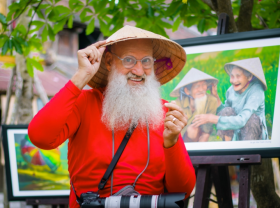 Image: French Santa Claus Loves Photographing Hoi An