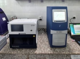 Image: Nhan Dan Newspaper presents COVID-19 testing devices to Dak Nong Province