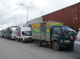 Image: Traffic congestion seen at Covid-19 checkpoints at HCMC’s gateways