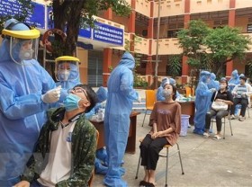 Image: Vietnam again reports four-digit number in daily Covid-19 cases