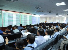 Image: VN-Index gains ground despite negative Covid-19 mood