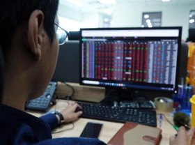 Image: VN-Index plunges as hundreds of stocks end in red