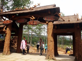 Image: What does Da Lat sculpture tunnel have, opening hours, ticket prices, review