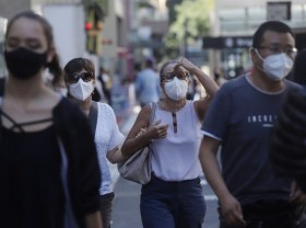 Image: Brazil reports 1,556 more COVID-19 deaths
