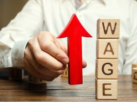 Image: Japanese gov't panel proposes record rise in minimum hourly wage to US$8.4