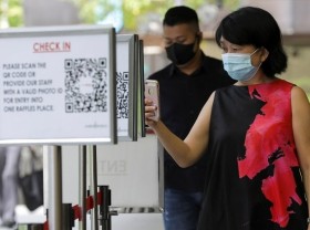 Image: Singapore advises unvaccinated people to stay home as cases rise