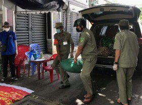 Image: 2030 Business Club presents 1,300 gift sets to locked down areas
