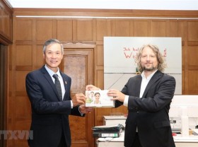 Image: Berlin donates 30,000 Covid-19 rapid test kits to Vietnam