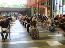 Image: Expats get vaccinated against Covid-19 in HCMC’s District 7