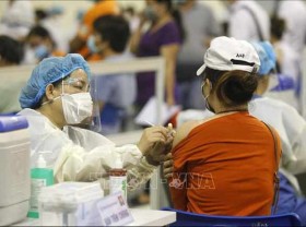 Image: Govt agrees to choose contractors to buy nearly 20 million Pfizer doses