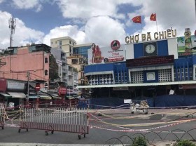 Image: HCMC resumes trading of essential products at traditional wet markets