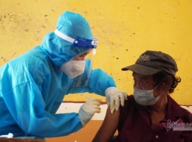 Image: Homeless People in HCMC Get Covid Vaccine