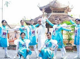 Image: Korean sings Vietnamese in new music video