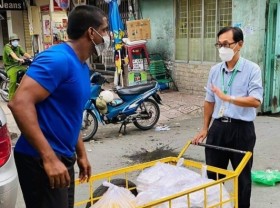Image: HCMC Lockdown Indian Restaurant Owner Donates Hundreds of Meals to Struggling Residents