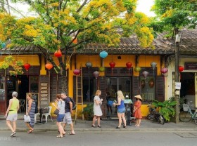 Image: Stranded Foreign Tourists Find Silver Lining in Vietnam