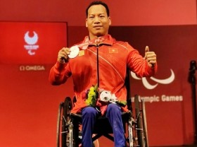 Image: Vietnamese Weightlifter Wins Silver at Tokyo 2020 Paralympics