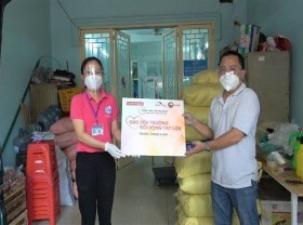 Image: Market Club donates 4 tons of rice to disadvantaged people