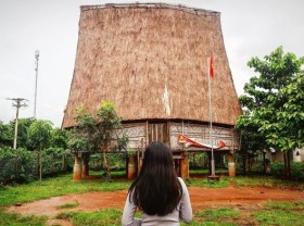 Image: Name the beautiful communal houses in the Central Highlands: cultural symbols of the great land