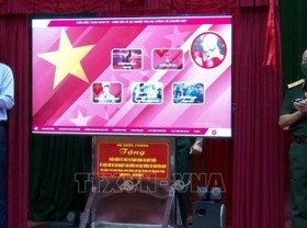 Image: 3D display system on General Vo Nguyen Giap presented to Quang Binh
