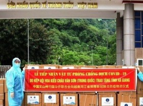 Image: Chinese Association presents medical supplies to Ha Giang province