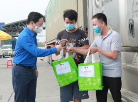 Image: First Secretary of HCYU Central Committee presents gifts to frontline forces