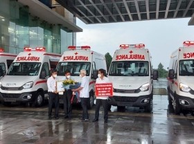 Image: Five ambulances presented to Binh Duong to support COVID-19 fight
