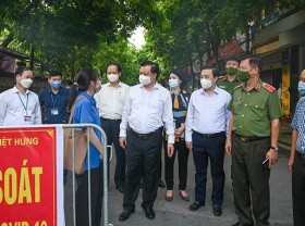 Image: Hanoi Party leader asks Long Bien District not to neglect COVID-19 prevention